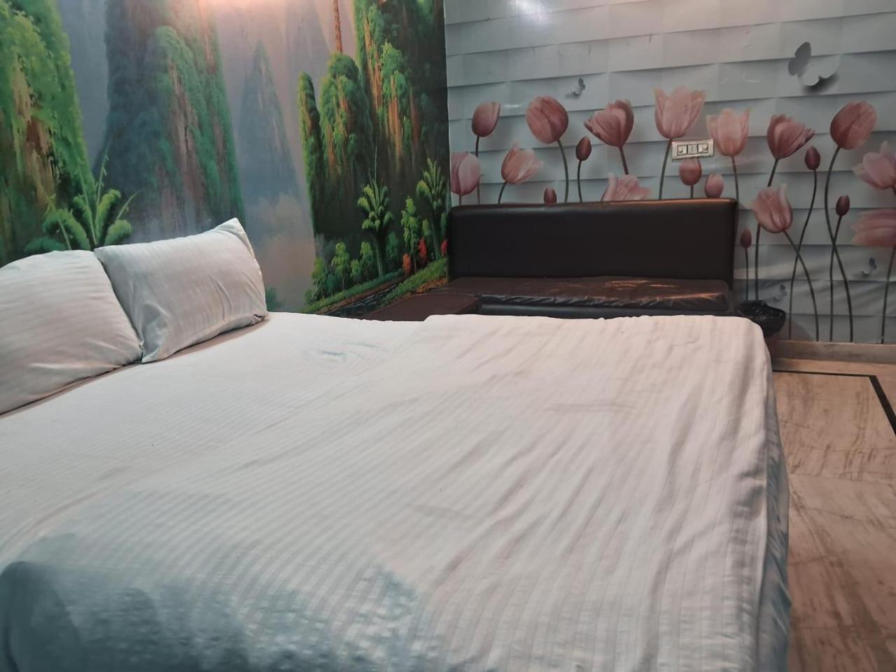 Hotel High - Near Laxmi Nagar Metro New Delhi
